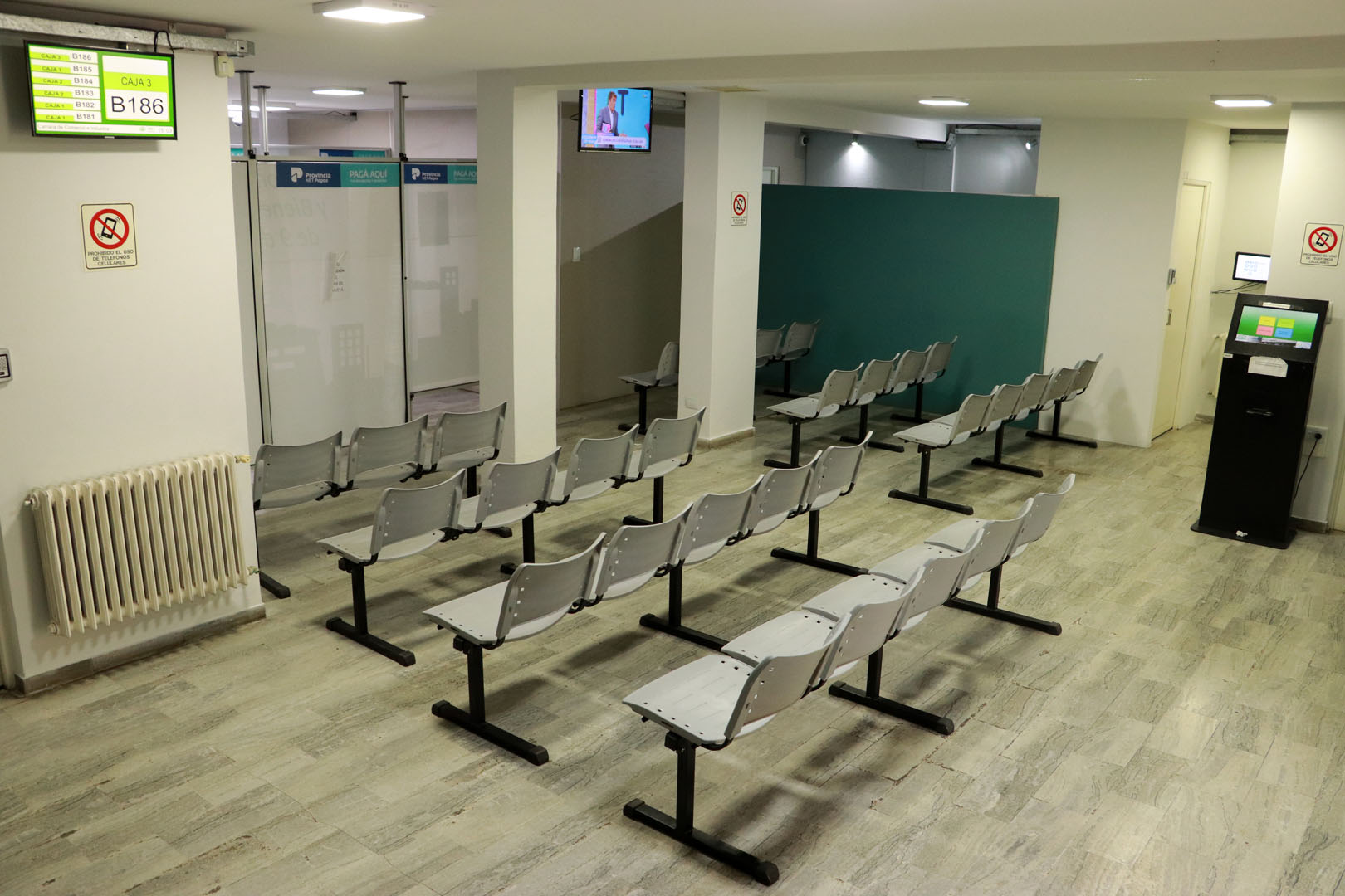 Centro de pagos — sector de espera previo a cajas